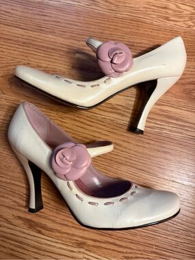 Vintage Y2K BCBGirls Cream Mary Jane Heels with lavender purple Rosette